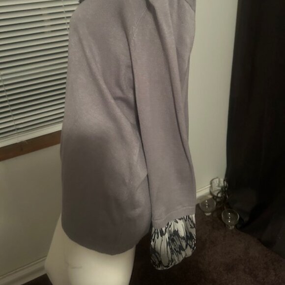 Fred David Gray Faux ruffle collar and sleeves faux button sweater, size 1X - Picture 2 of 5